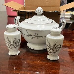 Elegant White Porcelain Tureen Set with Gray Wheat Motif